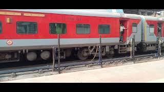 22967 Ahmedabad- Prayagraj Weekly SF Express Arrived its Destination Prayagraj Jn PF No- 02