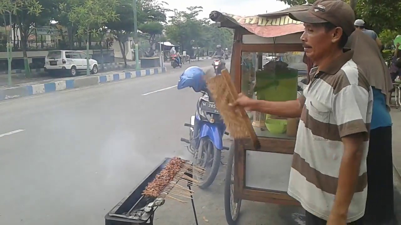 Lezatnya Kuliner sate  Madura Khas Sampang di pinggir  jalan  