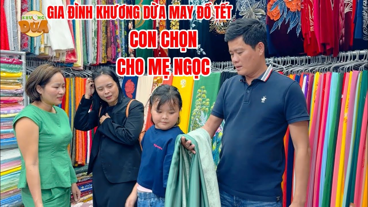 Gia đình Khương Dừa may đồ Tết, Trà Sữa chọn vải cho mẹ Ngọc quá xuất sắc