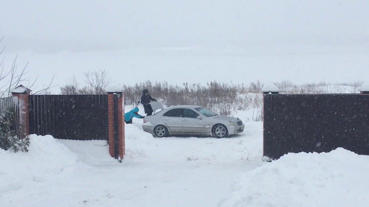 Девушки толкают застрявший автомобиль