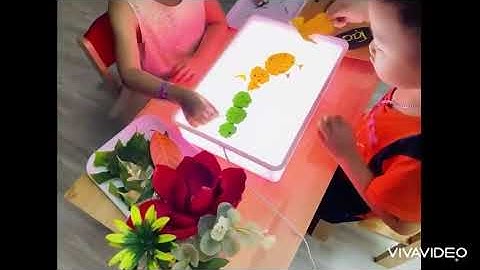 Hoạt động sáng tạo lá cây với bàn ánh sáng- VietDuc Preschool