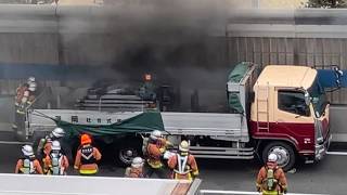 阪神高速で走行中の大型トラックから出火、左側の後輪付近や荷台カバー焼く 神戸