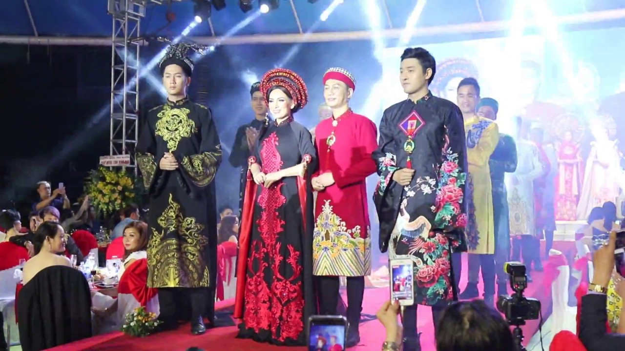 Ca sĩ Phi Nhung hát và cùng dàn người mẫu trình diễn áo dài của NTK Khôi Nguyễn