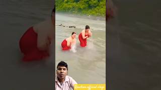 💐 पवित्र नदी स्नान का अद्भुत नज़ारा | Holy River Bath Viral Video #bathing #trending #shortvideo