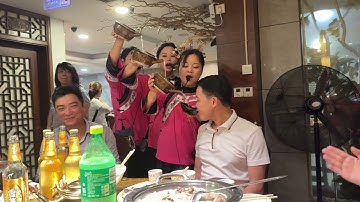 Trải nghiệm cách uống rượu của người Miêu ở Trung Quốc | Du lịch Trương Gia Giới