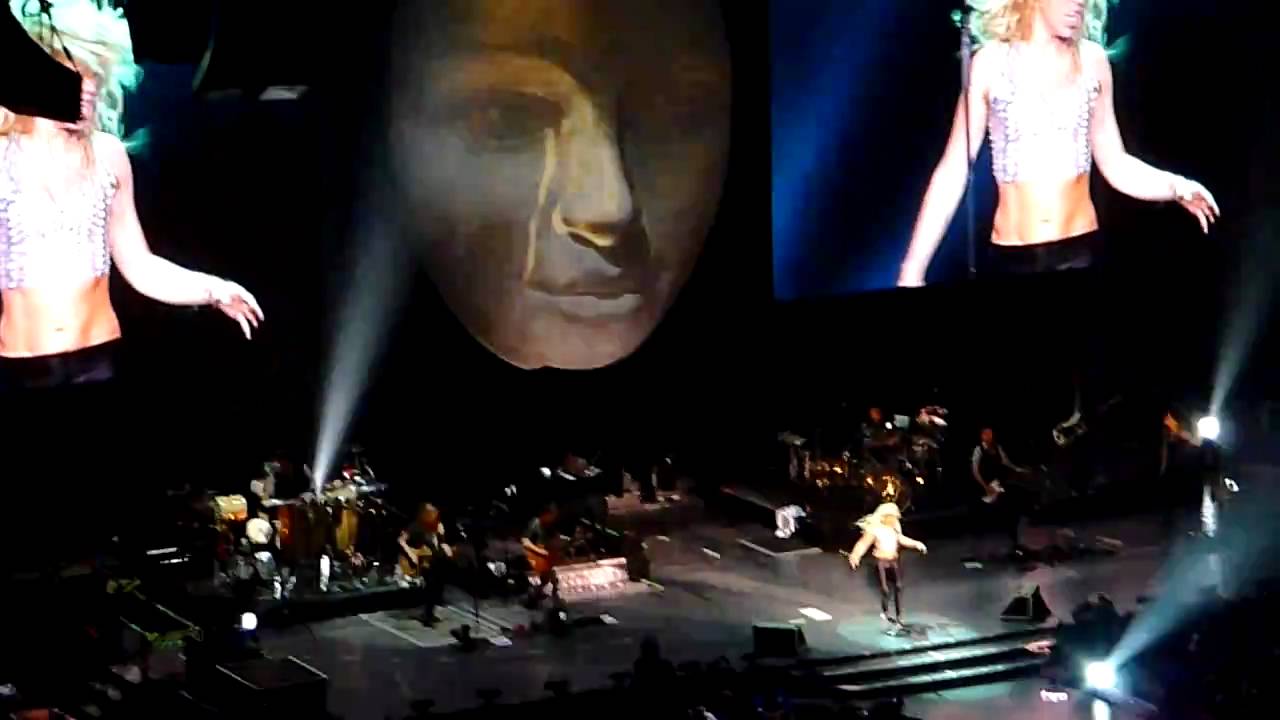 Shakira Sale el Sol live at the Oracle Arena in Oakland, CA October 22