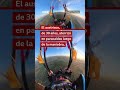 Monta bicicleta encima de un globo a 950 metros y se lanza al vacío