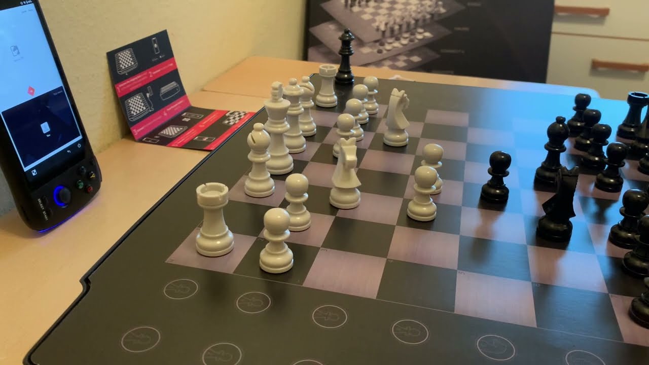 A chess board that can move its own pieces wows at CES 2019 - Video - CNET