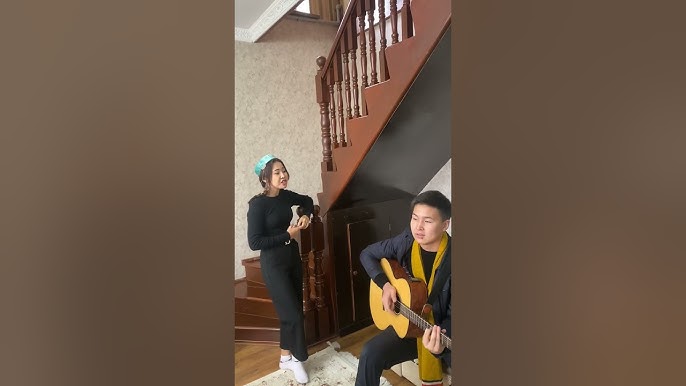 Жігіттің өзін жұлқылап жатқанын қараңыз