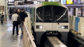 東京モノレール2000形2011編成（トップナンバー）が浜松町駅に到着停車するシーン（2023.11.2.20:07）