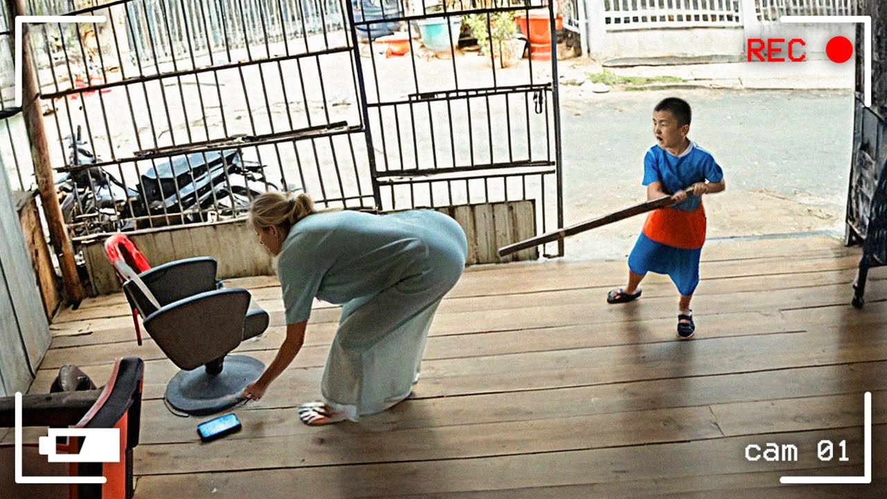 OS MOMENTOS MAIS RIDÍCULOS FLAGRADOS PELAS CÂMERAS DE SEGURANÇA