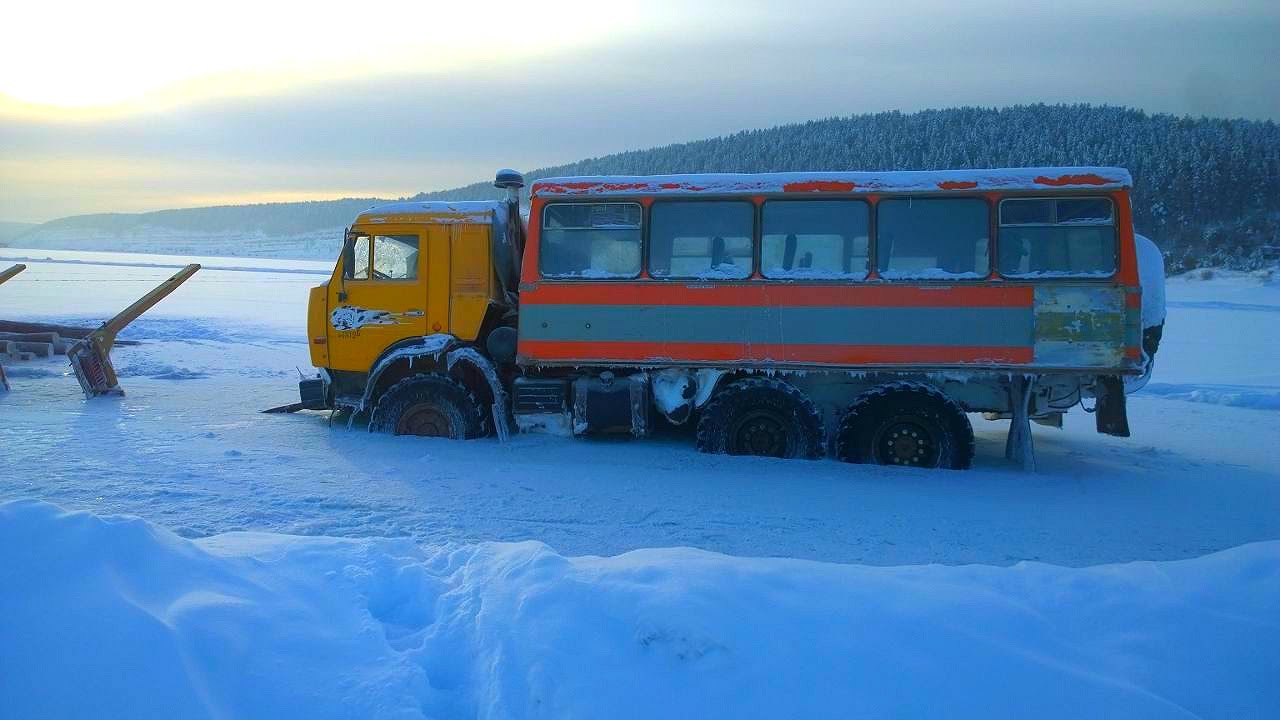 Дороги севера 2021. Камаз зимник север. Зимник бездорожье видео севера. Урал 4320 на севере. Зимник якутия.