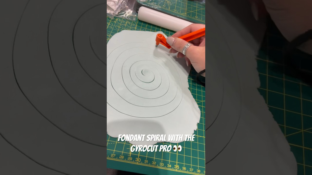 Fondant Spiral with the GyroCut Pro 👀🤯 #gyrocut #craft #fondant  #fondantdecorations #cakemaking 