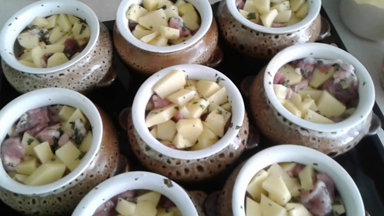 Блюдо в горшочке название. Жаркое с грибами в горшочках. При какой температуре запекать картошку в горшочках. Картошка в горшочках. Ужин в горшочках рецепты.