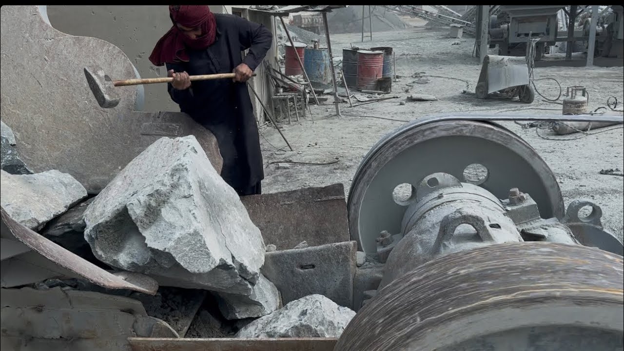 Rocks Stuck Black Hard Stone Sounds in Jaw Machine: How To Breaking ...