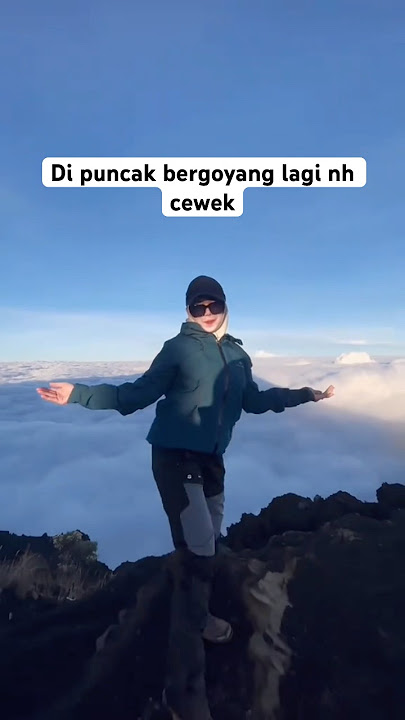 At the top, this girl is shaking again #Rinjani #hiking #mountains #travel #fyp #viral #views #cl...