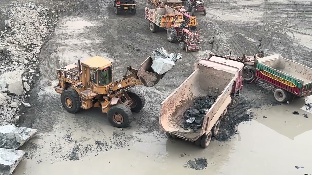 🚜 Powerful Heavy Machinery at Work | Amazing Truck Loading दृश्य