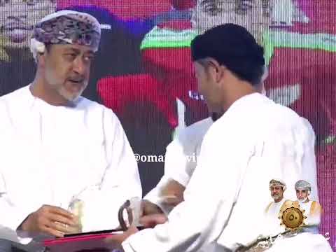 رجل الأعمال الشيخ سعد بن سهيل بهوان المخيني وإبنه سالم يصافحون جلالة السلطان المعظم حفظه الله ورعاه