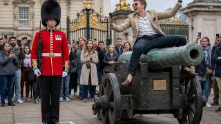 A Man Mocked the Royal Guard From an Old Cannon—Then the Forecourt Erased Him From Memory