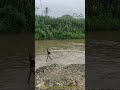 河床からの採掘：水路から砂利を採取するクラムシェル式浚渫船