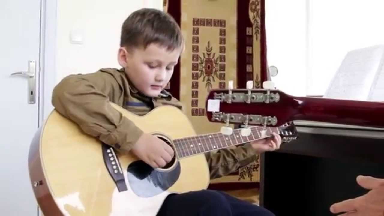 Каверы детских песен. Уроки гитары для детей Украина. Как под горкой на гитаре.