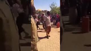 فيديو لرئيس جامعة سودانية يضرب طالبتين يثير الغضب