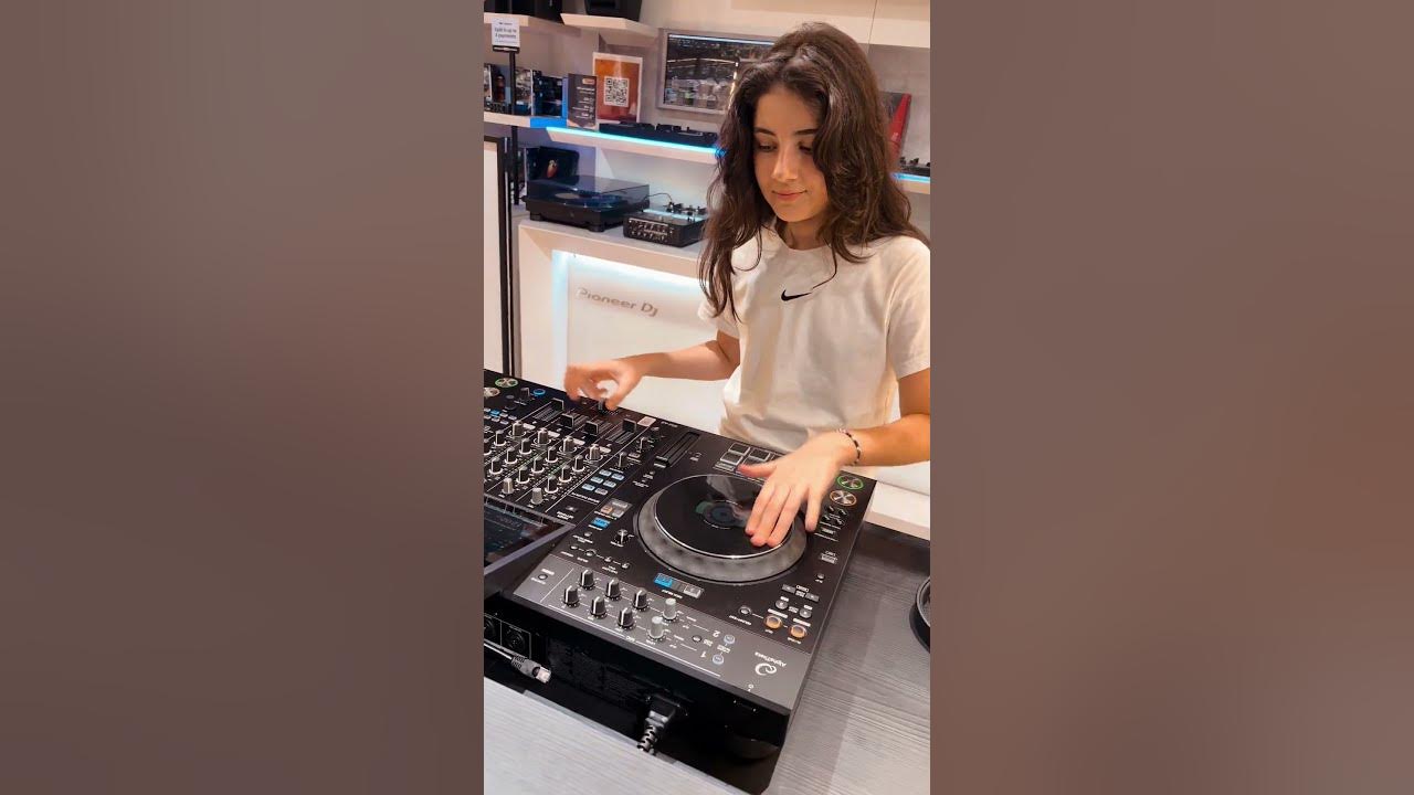Scratching on new Alpha Theta / Pioneer  XDJ-AZ controller 🔥🔥🔥  #alphatheta #xdjaz #djmichelle