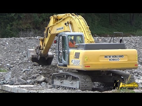 New Holland E385 Excavator Moving Big Rocks and Gravel - YouTube