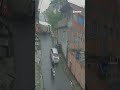 Homem escapa de ser esmagado após pular de caminhão; veja as imagens