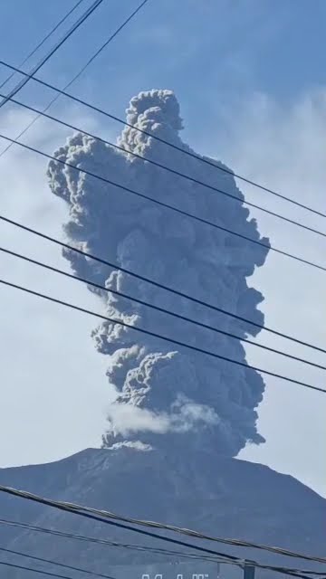 ERUPSI kembali Gunung Marapi pada 27 Mei 2025 pukul 08.22 WIB di Sumbar #hariini #2025 #erupsi