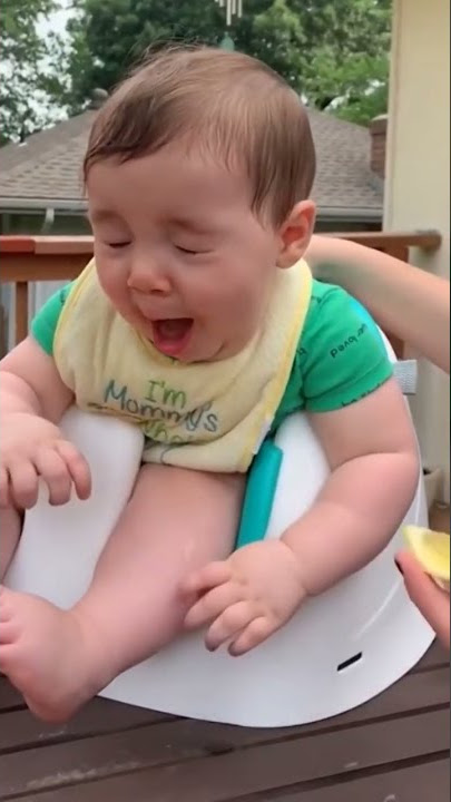 expresi bayi makan lemon