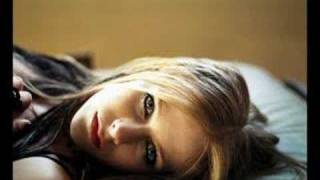 Download Lagu Avril Lavigne - Kiss Me MP3