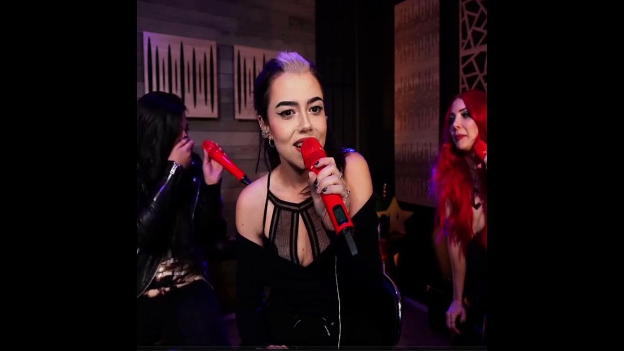Violet tries to sing Part of Your World in Portuguese with two "professional backup singers".