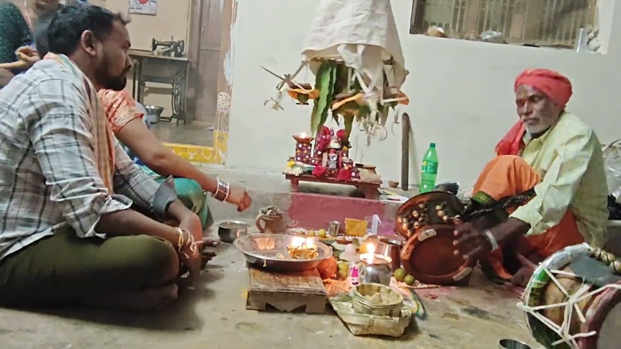 దుర్గమ్మ తల్లి 🙏పుట్ట బంగారం తెచ్చి గద్దె వేసి అలంకరణ... కొలువడం 🙏❤️దుబ్బులోళ్ల కథ 🙏