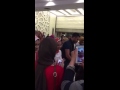 حشود الناس حول ليث في اسكندريه