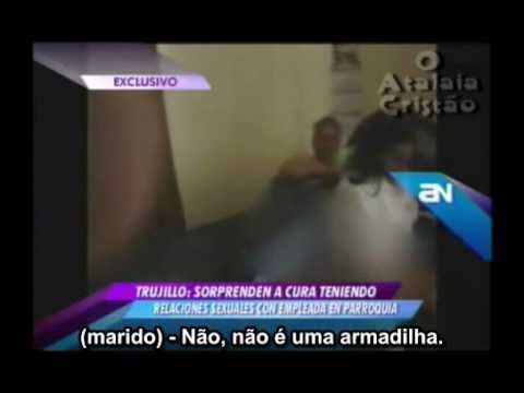 Marido traído filma esposa na cama com padre  (legendado)