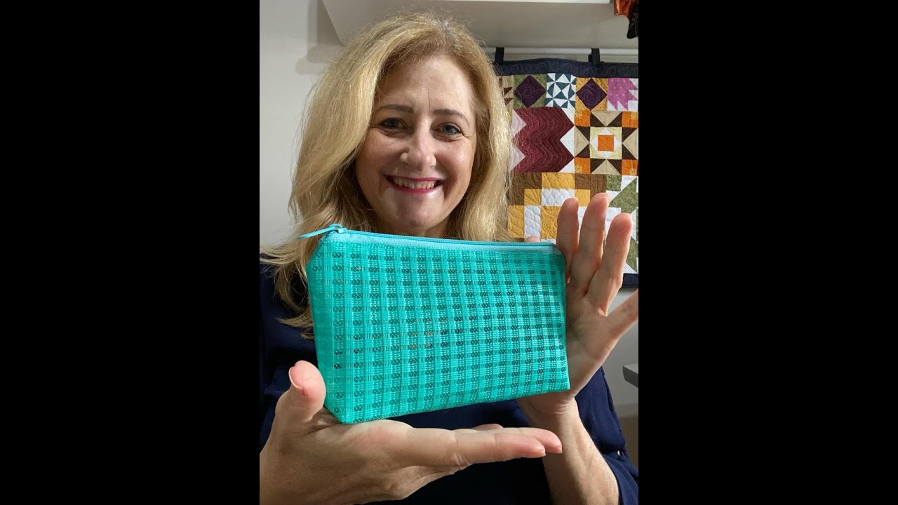 Necessaire em Tela Treliça Plástica