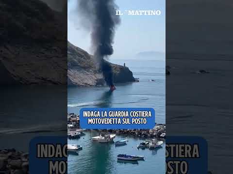 Video Procida, barca in fiamme al largo della Corricella: colonna di fumo nero