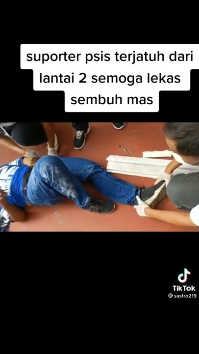 SEORANG SUPORTER PANSER BIRU TERJATUH DARI LANTAI 2 TRIBUN SELATAN