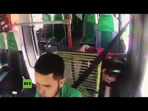 Ladrona roba con sus pies a un conductor de bus en Colombia