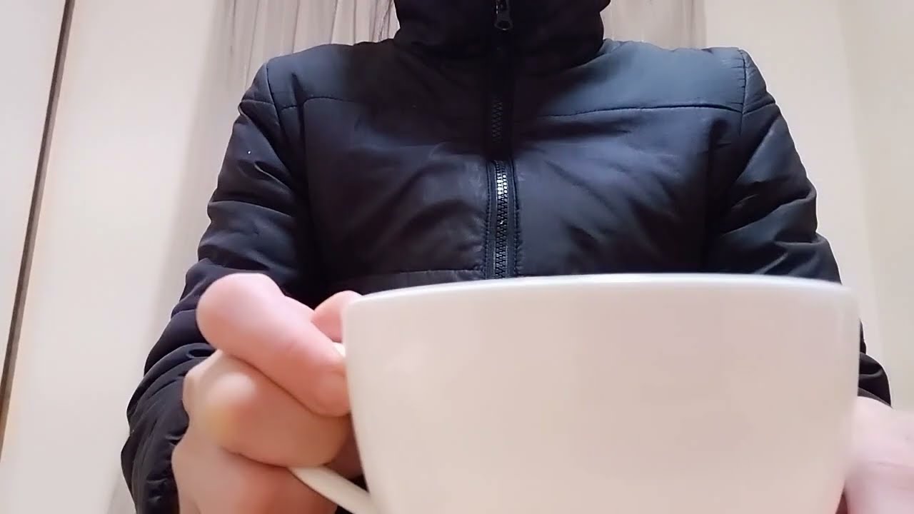 バイトの出勤前に甘酒を飲む女。