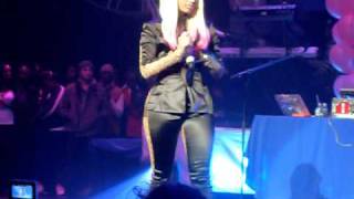 NICKI MINAJ RIGHT THRU ME LIVE