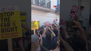 Fatboy Slim improvvisa un dj set durante il “Carnival Against Fascism” a Brighton