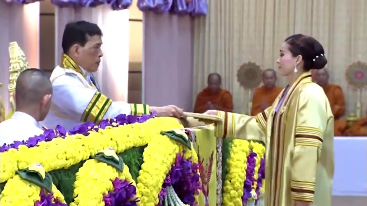 ในหลวง ราชินี พระราชทานปริญญาบัตรแก่ผู้สำเร็จการศึกษาจาก ม.ราชภัฏศรีสะเกษ และม.ราชภัฏอุบลราชธานี