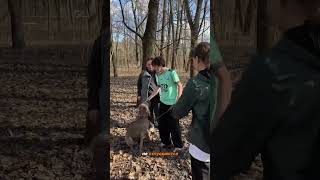 Этот охранник веселит нас вторую социальную прогулку подряд 😂