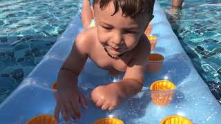 Yusuf Deniz Yatağıyla  Havuzda yüzüyor. Yusuf Havuzda Sürpriz Yumurta yedi.