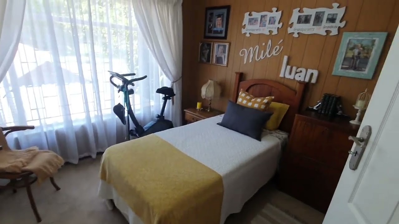 #7408296 - Beautiful 3 bedroom duplex in popular area. Lots of extras, Solar as well!