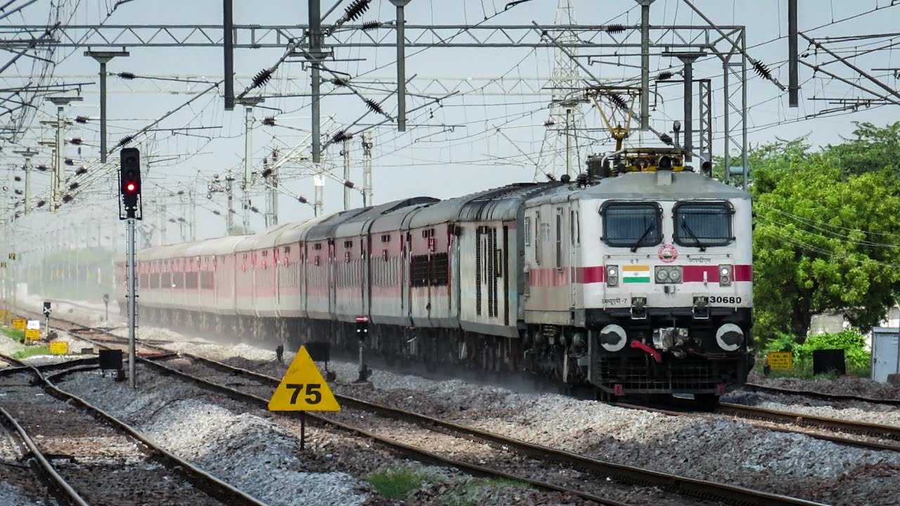 16381 Jayanti Janata Express at 130kmph Trashes Nakkanadoddi Station ...