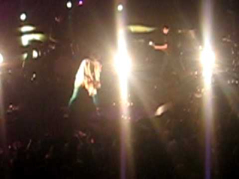 Yeah Yeah Yeahs - Heads Will Roll @ The Esplanade Singapore 2010
