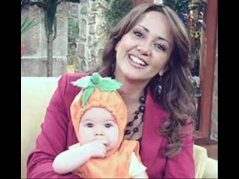 Video: De Dochters Van Andrea Legarreta Zijn Geschokt Door De Gelijkenis Met Haar Moeder